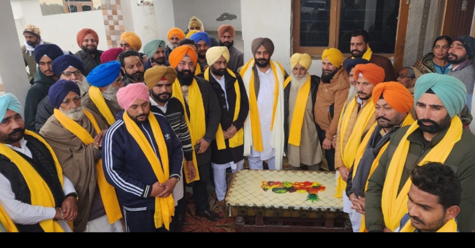 A blow to the Congress, dozens of Panch Sarpanchs joined AAP